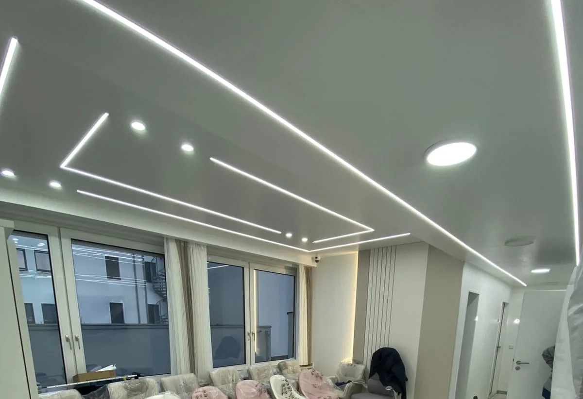 Trockenbaudecke mit eingelassener LED-Lichtlinie, umgesetzt von Mesto Bau in Essen